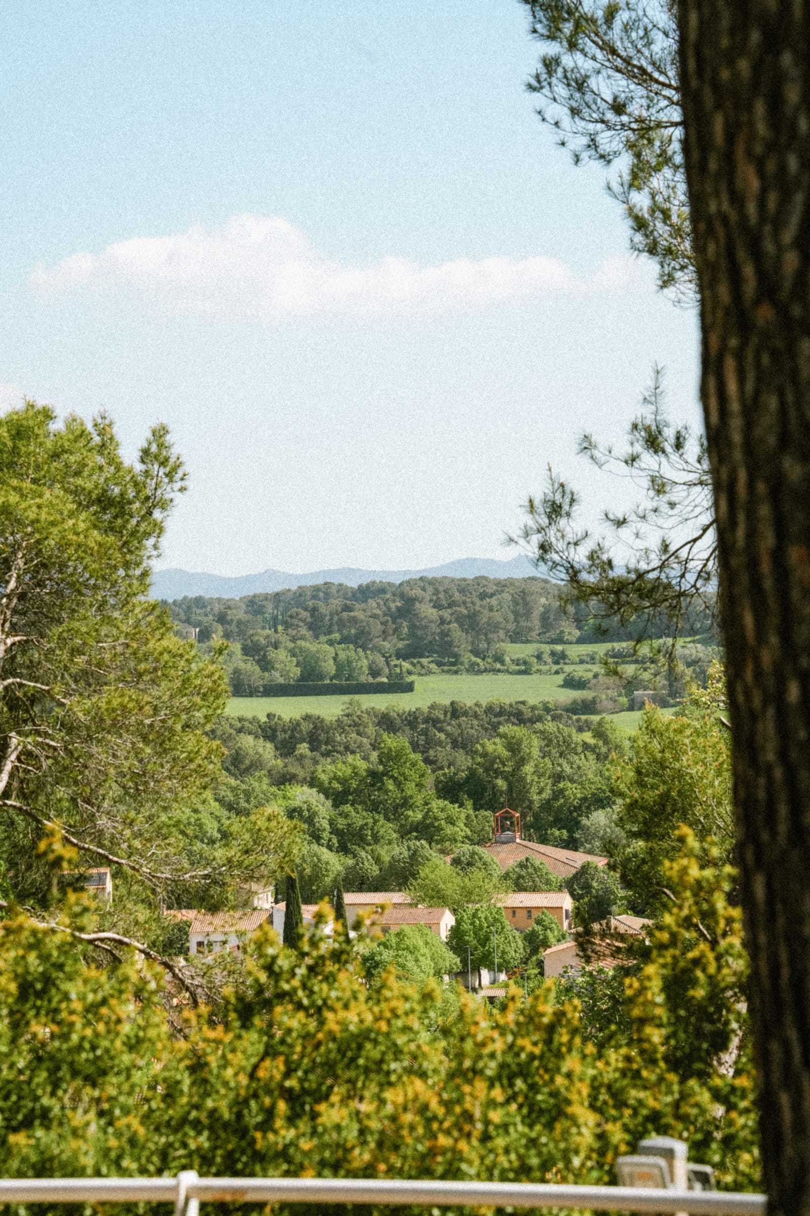 Vue plongeante sur le hameau et les collines depuis La Garrigue