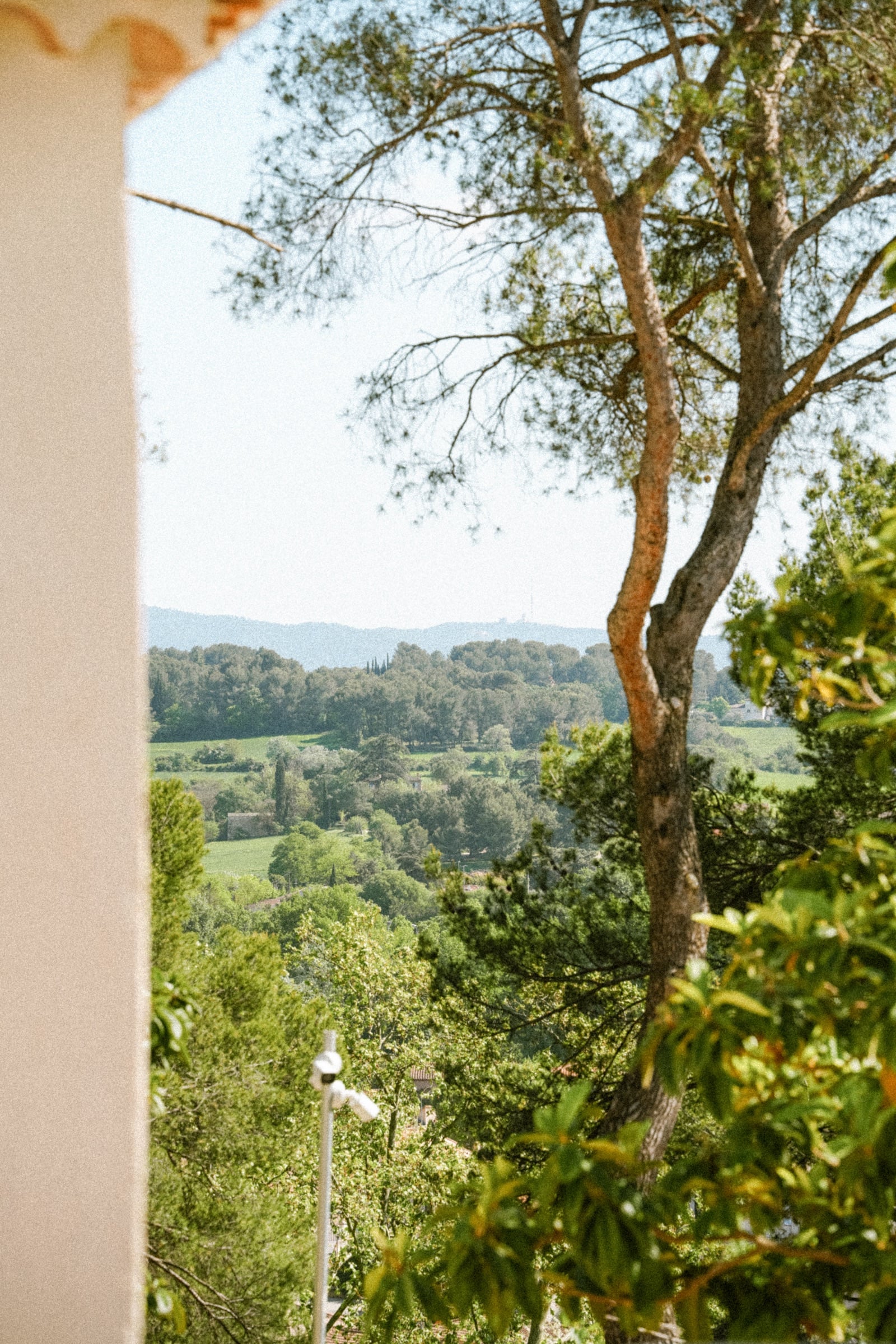 Vue depuis une arche du domaine vers la campagne