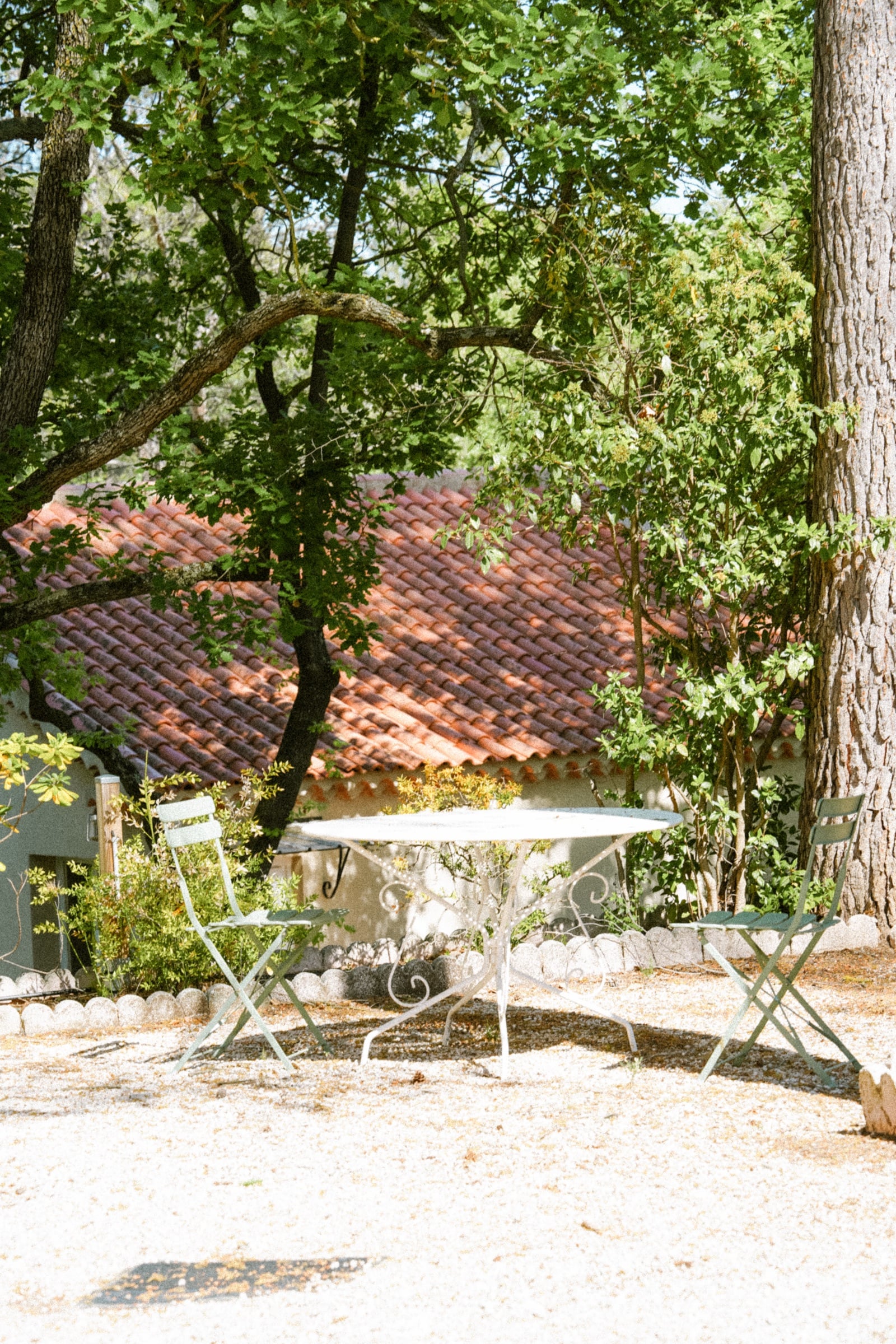 Table bistrot sous les pins