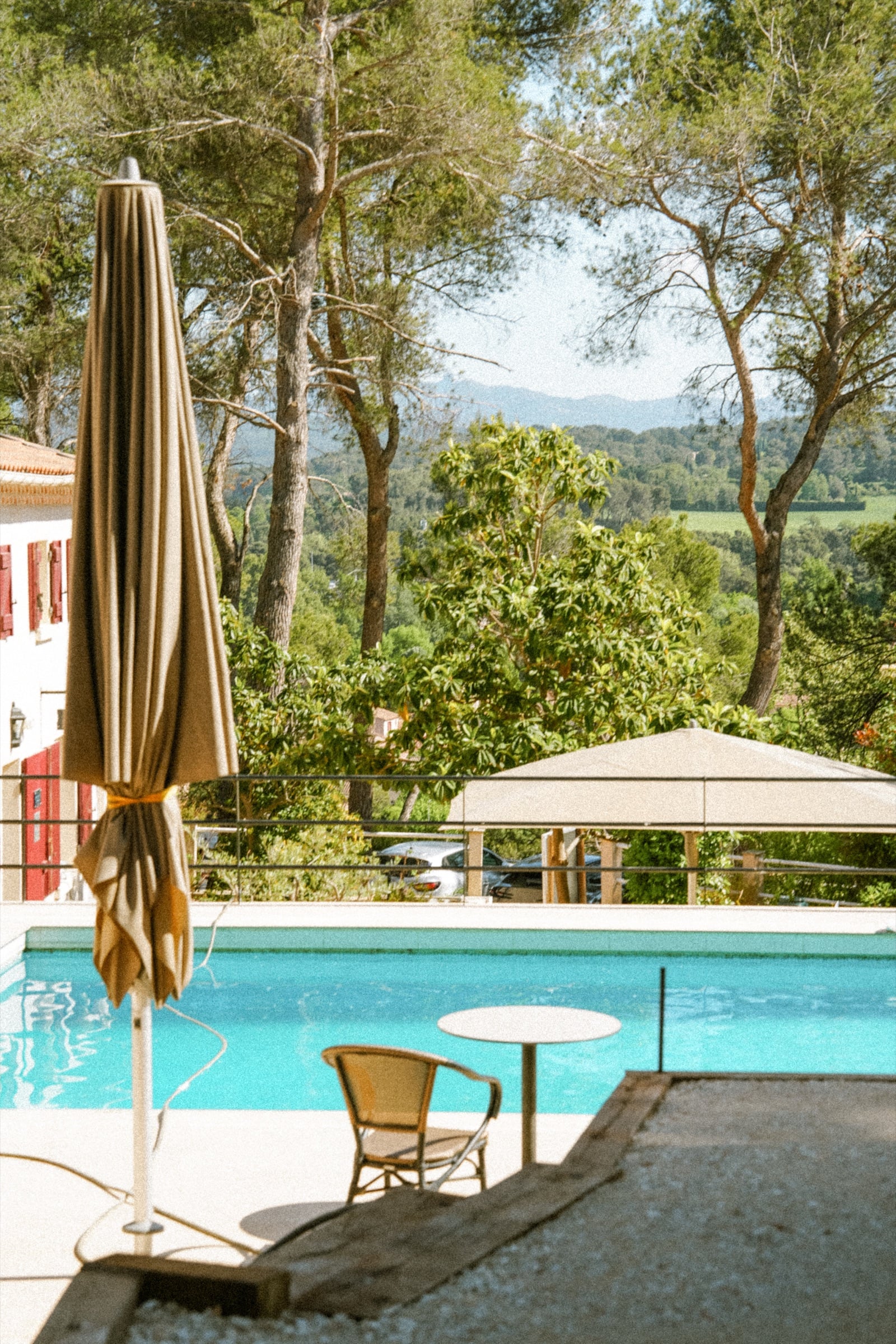 Salon en rotin au bord de la piscine, fin de journée
